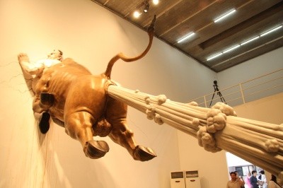 The Big Golden Farting Bull. Раздавленные мировой экономикой The Big Golden Farting Bull. Раздавленные мировой экономикой