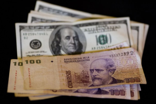 Валюта Аргентины все дешевле и дешевле