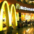 McDonald's повышает заработную плату своим 90 000 сотрудникам