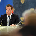 Медведев призвал привыкнуть к дешевой нефти и санкциям