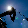 Доходы России от продажи нефти упали на треть
