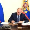 Президент России подписал закон о продлении заморозки пенсий