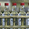 Чиновники повысили цены на водку в нестандартных бутылках